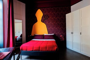 A room with a bed, a desk, a wardrobe, and a mirror. - LH51 Urban Suite – Design & Luxury in the Historic Center of Naples (Napoli)