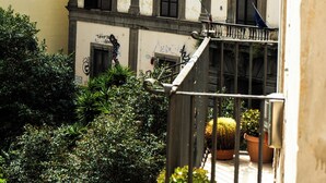 A historic building with a sign reading 'Università,' balconies, and a small garden area. - LH51 Urban Suite – Design & Luxury in the Historic Center of Naples (Napoli)