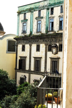 A historic building with a sign reading 'Università,' balconies, and a small garden area. - LH51 Urban Suite – Design & Luxury in the Historic Center of Naples (Napoli)