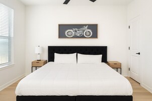 Cortinas blackout, tabla de planchar con plancha y wifi gratis 