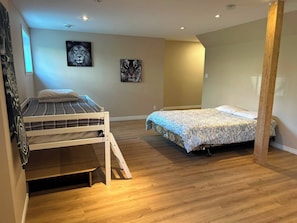 Room - Semi-detached home with a view of the river (Château-Richer)