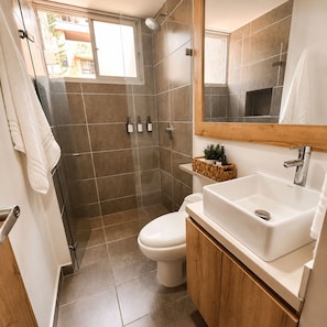 Serviettes fournies, savon, papier de toilette