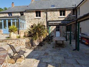 Outdoor dining - Beautiful coastal Devon family house, near beach. Now re-open for bookings (Welcombe)