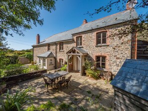Outdoor dining - Beautiful coastal Devon family house, near beach. Now re-open for bookings (Welcombe)