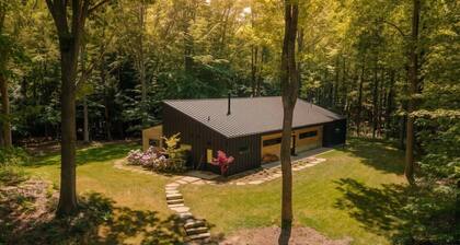 Serene Scandi Cabin in the Woods 2 mins to Beach