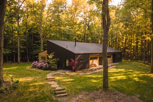 Cozy Scandi Cabin in the Woods 2 mins to Beach