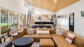 Un interior moderno con un amplio salón, una cocina y un comedor.