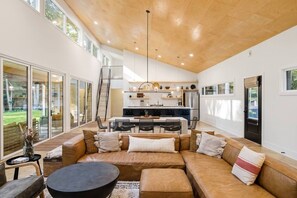 Ein modernes Interieur mit großem Wohnbereich, einer Küche und einem Essbereich.