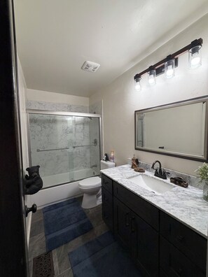 Shower, towels, toilet paper - Fantastic 5-bedroom cabin in North Fork perfect for relaxing getaways (North Fork)