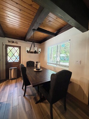 Dining - Fantastic 5-bedroom cabin in North Fork perfect for relaxing getaways (North Fork)