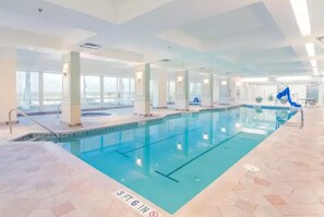 Una piscina cubierta, una piscina al aire libre