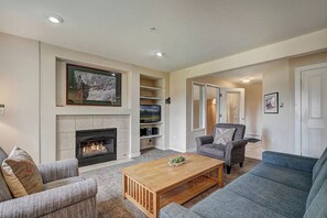 A living room with a fireplace, a sofa, a coffee table, and a television. - BARGAIN! -- Up to 8 @ Swan Mtn. Resort Keystone/Dillon 8/8-15 - 40% off 6+ nites (Keystone)