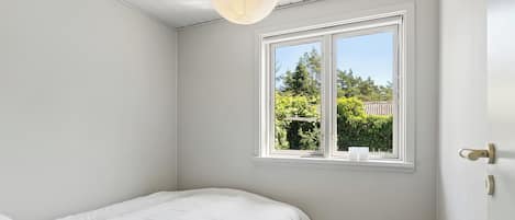3 bedrooms, iron/ironing board, WiFi (free)