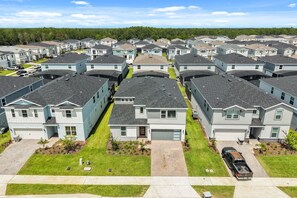 Ein Wohngebiet mit mehreren zweistöckigen Häusern, jedes mit Garage und Vorgarten.