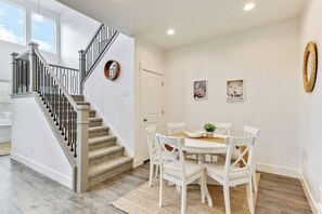 Dining - Eagle Mountain 3BR - Work Space - Pet-Friendly (Eagle Mountain)