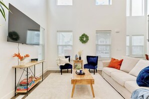 Living area - Eagle Mountain 3BR - Work Space - Pet-Friendly (Eagle Mountain)