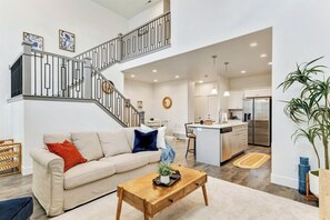 Living area - Eagle Mountain 3BR - Work Space - Pet-Friendly (Eagle Mountain)