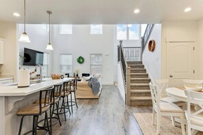 Dining - Eagle Mountain 3BR - Work Space - Pet-Friendly (Eagle Mountain)