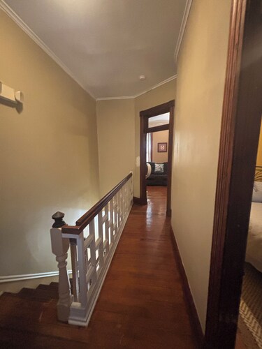 Historic 3-bedroom apartment with beautiful architectural features in Hermann,Mo