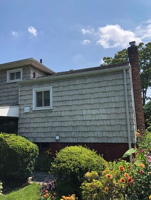 Exterior - Spacious 4-bedroom house with AC in Gorgeous West Hempstead (West Hempstead)
