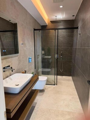 Phòng đôi Deluxe, ban công, quang cảnh biển | Phòng tắm
