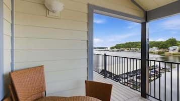 Apartamento, varias camas (Captain's Hideaway) | Terraza o patio