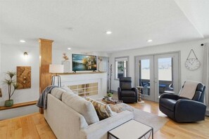 Living area - Zero-step Dock Life With Big Views, Lake Toys, Firepit, Boat Slip at 43mm (Roach)