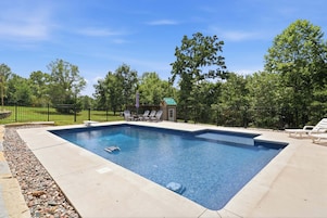 Una piscina al aire libre