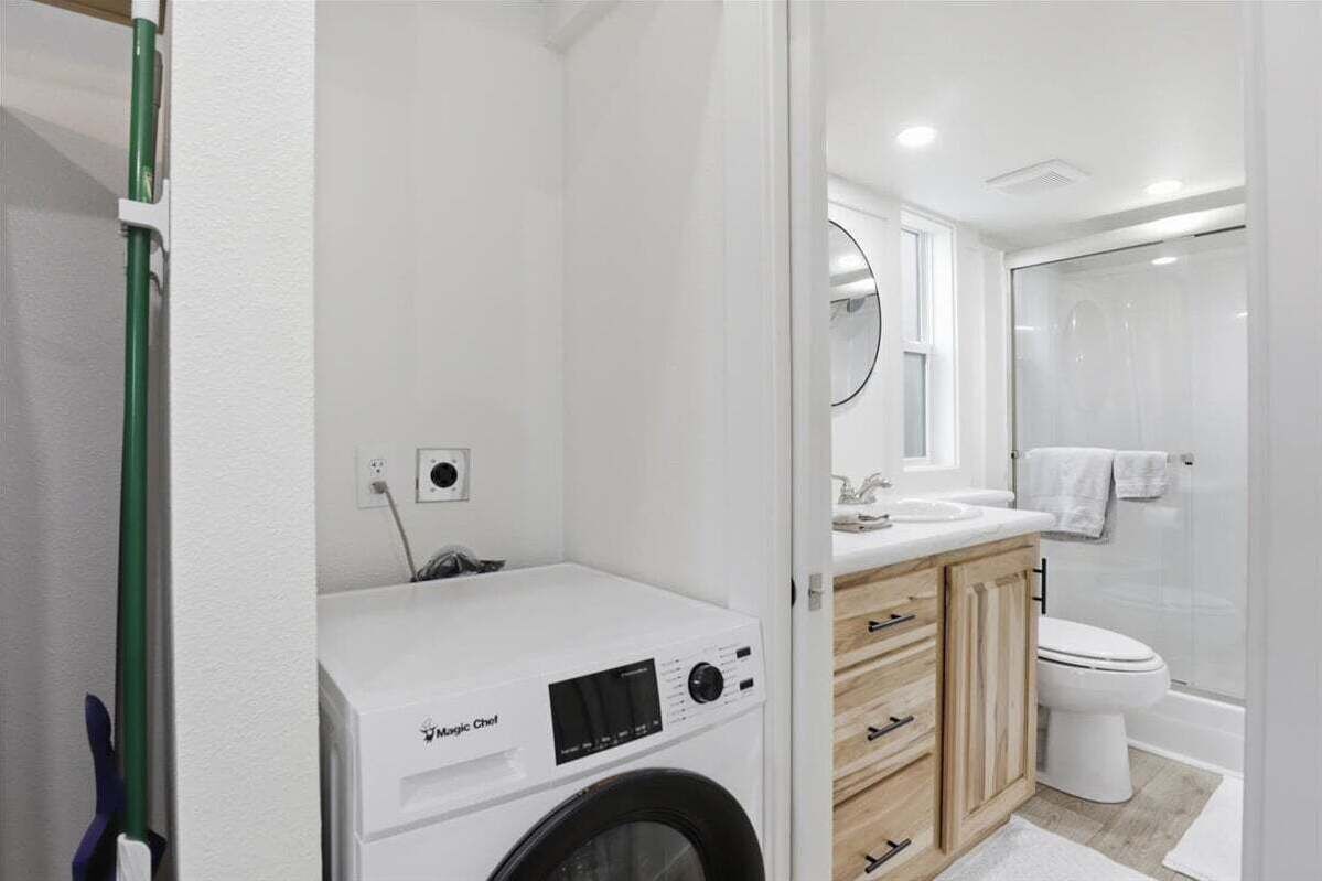 Rumah, Beberapa Tempat Tidur (Oasis at Hillstone) | Kamar mandi | Handuk