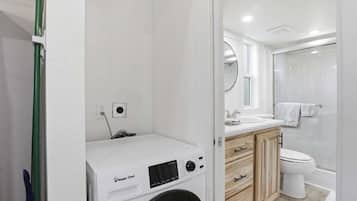 Rumah, Beberapa Tempat Tidur (Oasis at Hillstone) | Kamar mandi | Handuk