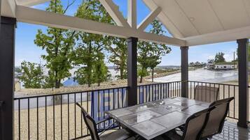 House, Multiple Beds (Oasis at Hillstone) | Outdoor dining