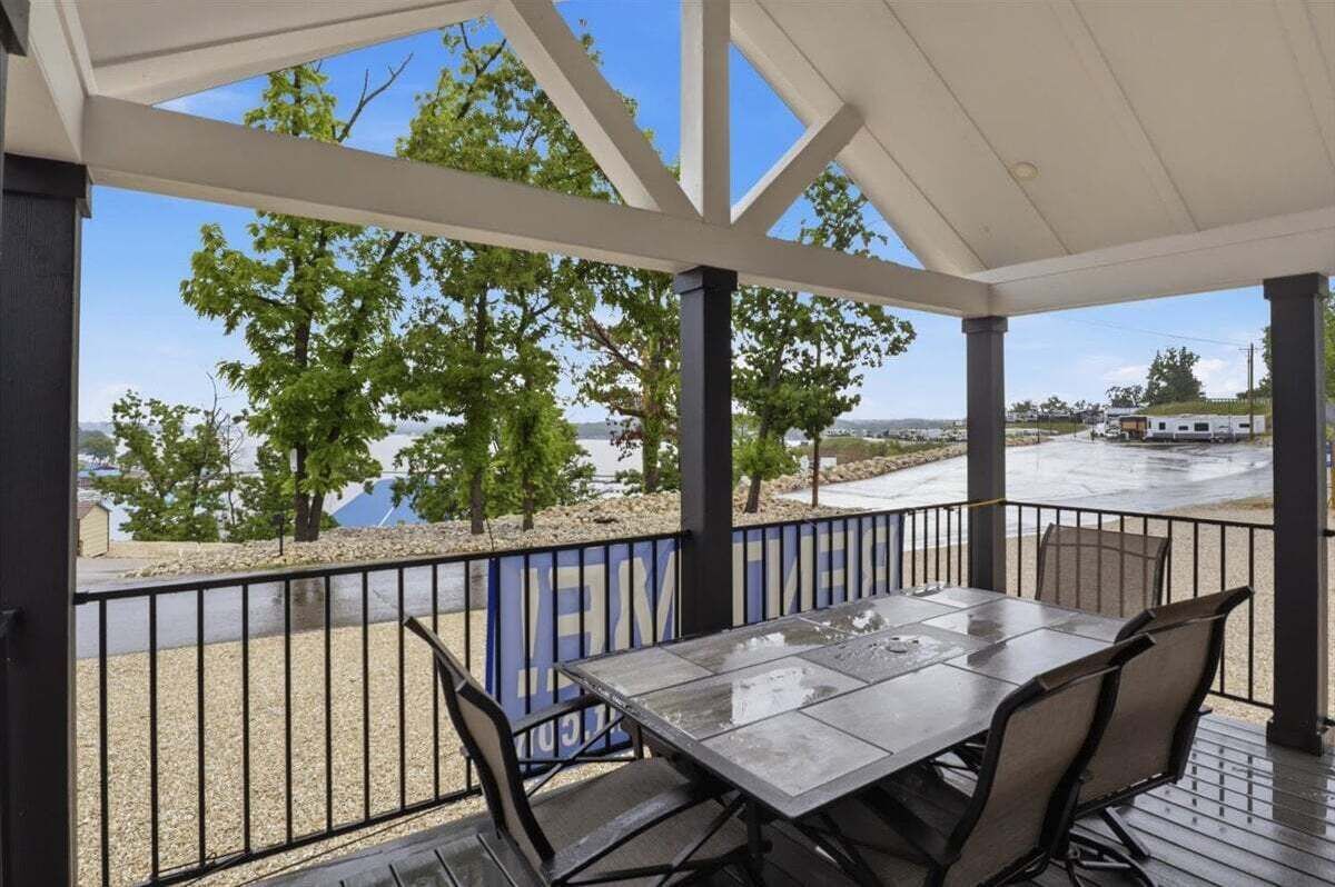 Casa, varias camas, patio (Oasis at Hillstone) | Restaurante al aire libre
