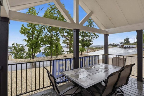 Outdoor dining - Oasis Tiny Home Near Marina, Dock Access & Dining (Gravois Mills)