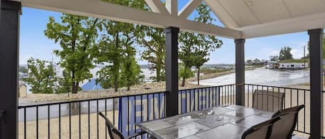 Casa, várias camas, varanda (Oasis at Hillstone) | Opções para refeição ao ar livre