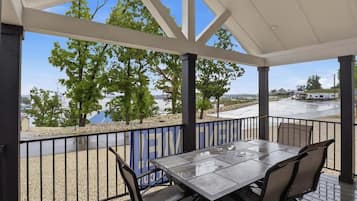 Casa, varias camas, patio (Oasis at Hillstone) | Restaurante al aire libre