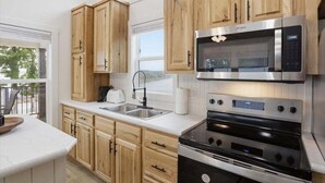 House, Multiple Beds (Oasis at Hillstone) | Private kitchen
