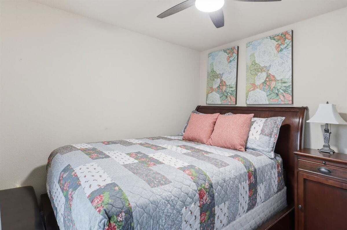House, Multiple Beds (Sioux Trails Sunsets) | 4 bedrooms, individually decorated, individually furnished, bed sheets