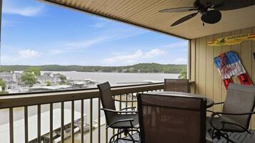 Apartamento, varias camas (Bay Point Bliss) | Restaurante al aire libre