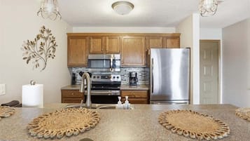 Condo, várias camas, varanda (Bay Point Bliss) | Cozinha privada