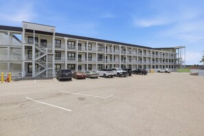 A multi-story motel with a parking lot. - Main Channel Views, Resort Pools & Boat Slip at Topsider's 19mm (Osage Beach)
