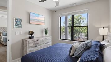 Une chambre à coucher avec un lit, une commode, un globe terrestre et un tableau.