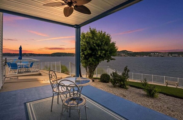Outdoor dining - Lakefront Updated Condo at 2mm w/ 2 Pools, Hot Tub, Boat Slip (Lake Ozark)
