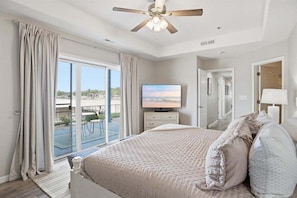 4 bedrooms - Lakefront Updated Condo at 2mm w/ 2 Pools, Hot Tub, Boat Slip (Lake Ozark)