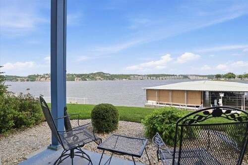 Lakefront Updated Condo at 2mm w/ 2 Pools, Hot Tub, Boat Slip