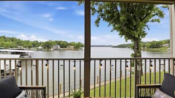 Apartamento, varias camas (Enchanted Waters) | Vistas al lago