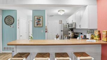 Apartamento, varias camas (Enchanted Waters) | Cocina privada