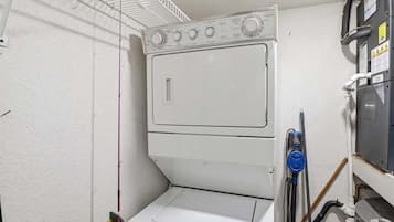 Apartamento, varias camas (Enchanted Waters) | Lavandería
