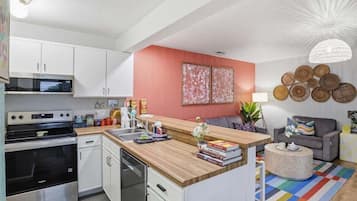 Kondominium, Beberapa Tempat Tidur (Enchanted Waters) | Dapur pribadi