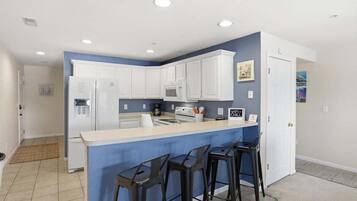 Condo, Multiple Beds (Lake Therapy) | Private kitchen