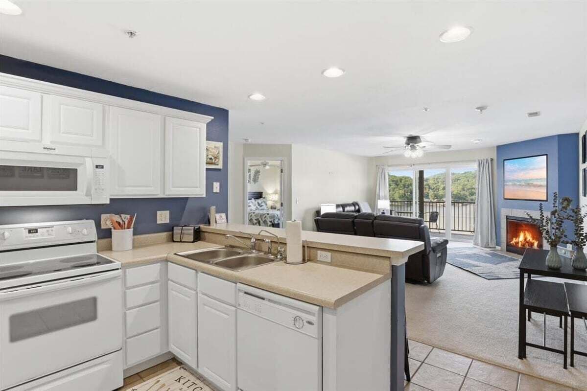 Condo, Multiple Beds (Lake Therapy) | Private kitchen